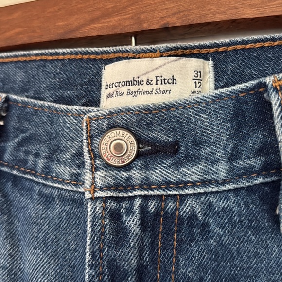 Abercrombie & Fitch Mid Rise Boyfriend Short - Picture 2 of 5